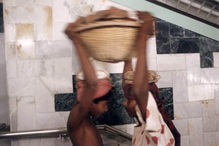 THE SUBWAY: GIRISH PARK. UNDERGROUND WORK IN PROGRESS TO IMPROVE THE SUBWAY.
TWO MEN TRASPORTING A WICKER BASKET.
LA METROPOLITANA: GIRISH PARK. LAVORI IN CORSO PER MIGLIORARE LA STAZIONE DELLA METRO. DUE UOMINI TRASPORTANO UN CESTO IN VIMINI.