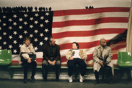 THE SUBWAY: MONTPARNASSE. WAITING FOR THE TRAIN: PEOPLE SITTING ON A BENCH IN FRONT OF AN AMERICAN FLAG. A DOWN GUY AMONG THEM.
LA METROPOLITANA: MONTPARNASSE. IN ATTESA DEL TRENO LA GENTE RESTA SEDUTA SU UNA PANCHINA, DAVANTI ALLA BANDIERA AMERICANA. UN RAGAZZO DOWN TRA DI ESSI.